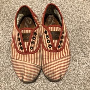 Tom’s sneakers - red stripes